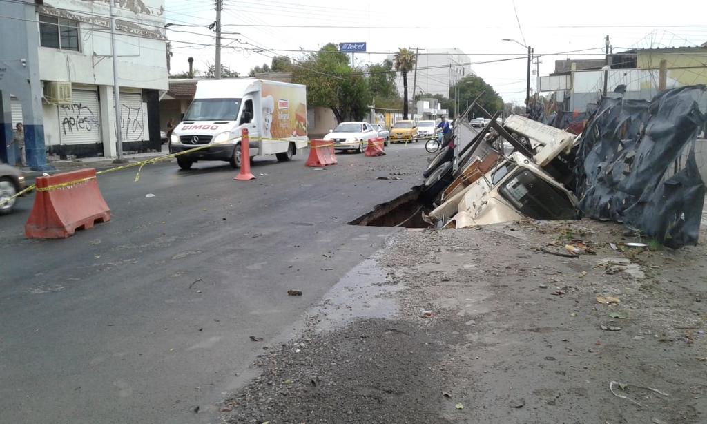 Se presentaron hundimientos con vehículos afectados. (EL SIGLO DE TORREÓN)