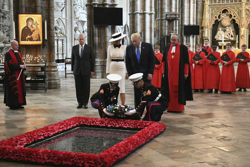 Trump depositó una ofrenda floral en un gesto simbólico, como recuerdo de los caídos en las dos Guerras Mundiales y otros conflictos bélicos más recientes. (AP)