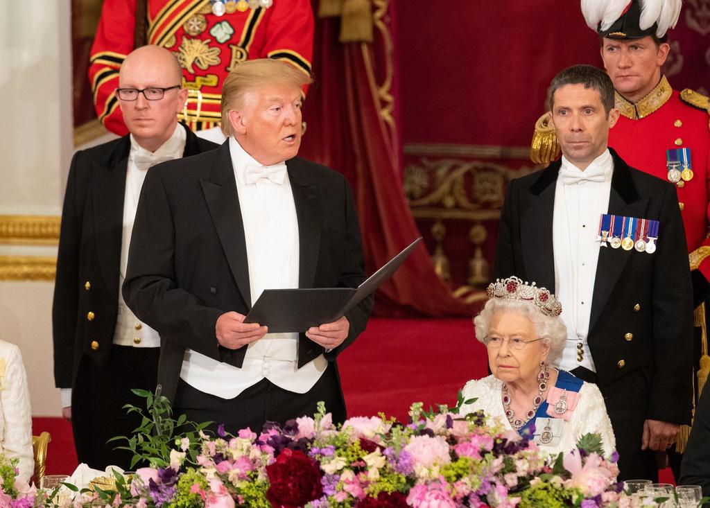 La reina Isabel II (d) y el presidente Trump presiden una cena de gala en el Palacio de Buckingham, en Londres (Reino Unido). (EFE)