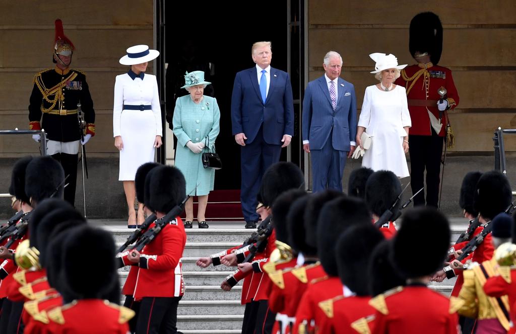 Melania, la reina Isabel II, Donald Trump, el príncipe Carlos y la duquesa Camilla en la ceremonia. (EFE)