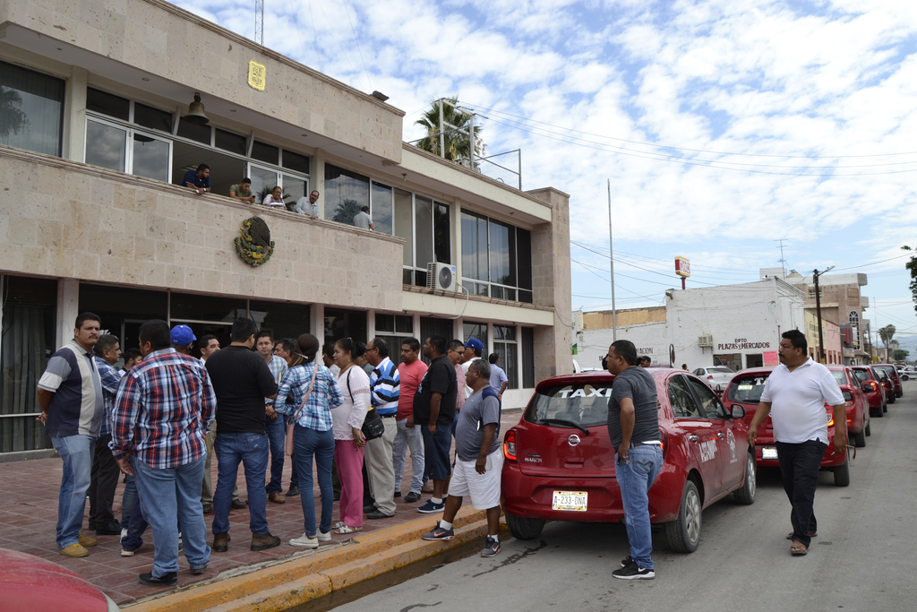 Taxistas de la base 'Francisco Villa' bloquearon la Pabellón, frente a la Presidencia, para pedir destitución de Autotransporte. (EL SIGLO DE TORREÓN/EDITH GONZÁLEZ)