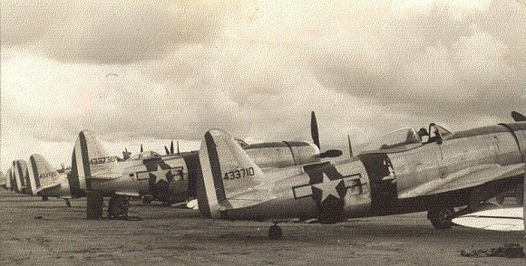 De junio a agosto de ese año, cuando la guerra llegaba a su fin, rugieron por primera vez los motores de los Thunderbolt P-47, quienes apoyaron a las fuerzas terrestres en el frente del Pacífico. (ARCHIVO)