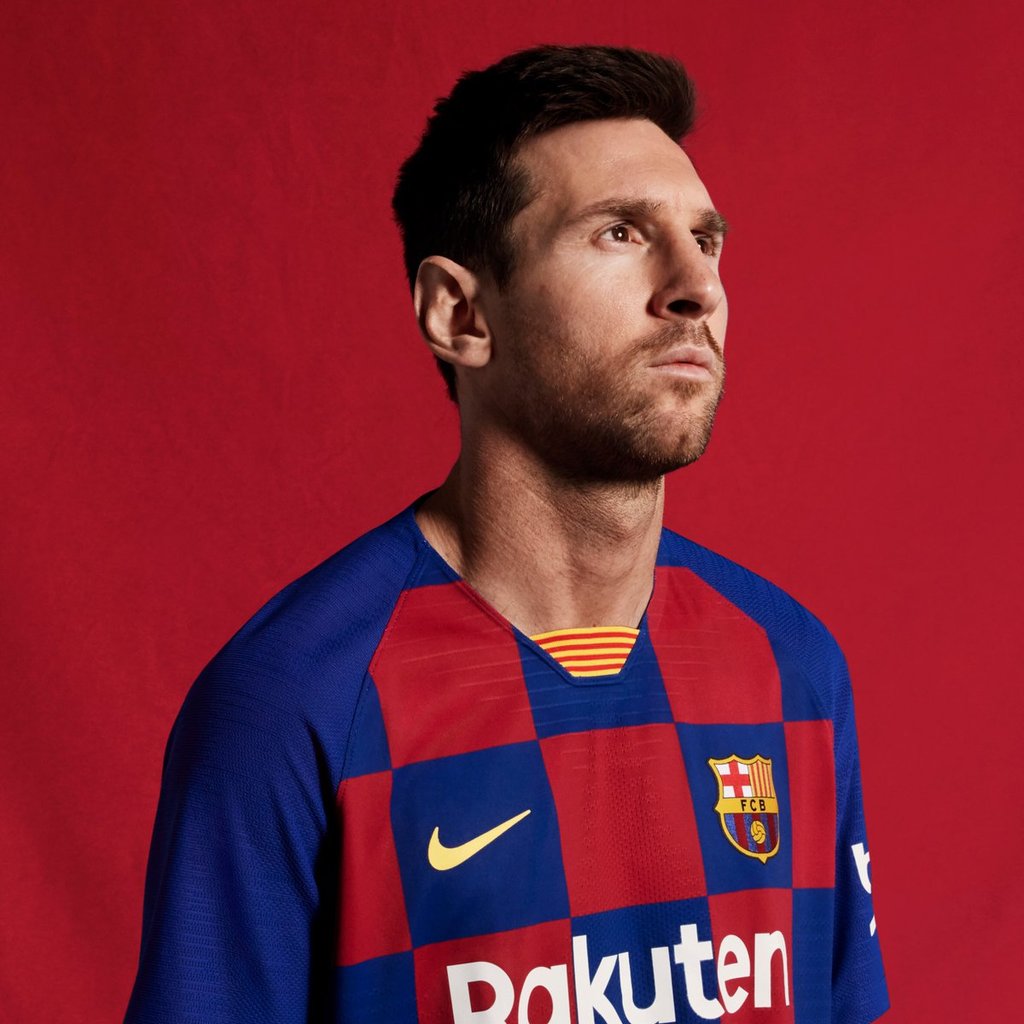 El astro argentino Lionel Messi posa con la nueva playera del Barcelona. (CORTESÍA)