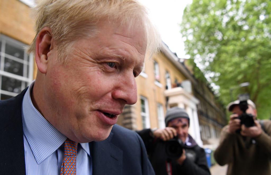 El exministro de Asuntos Exteriores británico Boris Johnson sale de su residencia en Londres. (ARCHIVO)
