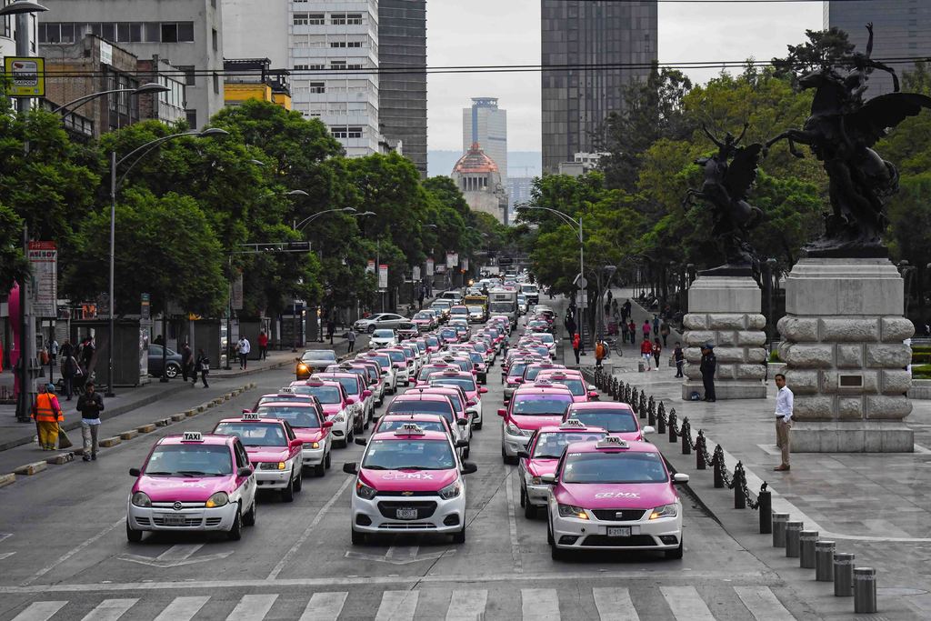 Aspectos de las protestas y bloqueos que realizan cerca de 20 mil taxistas en diversos puntos de la Ciudad de México. (ARCHIVO)