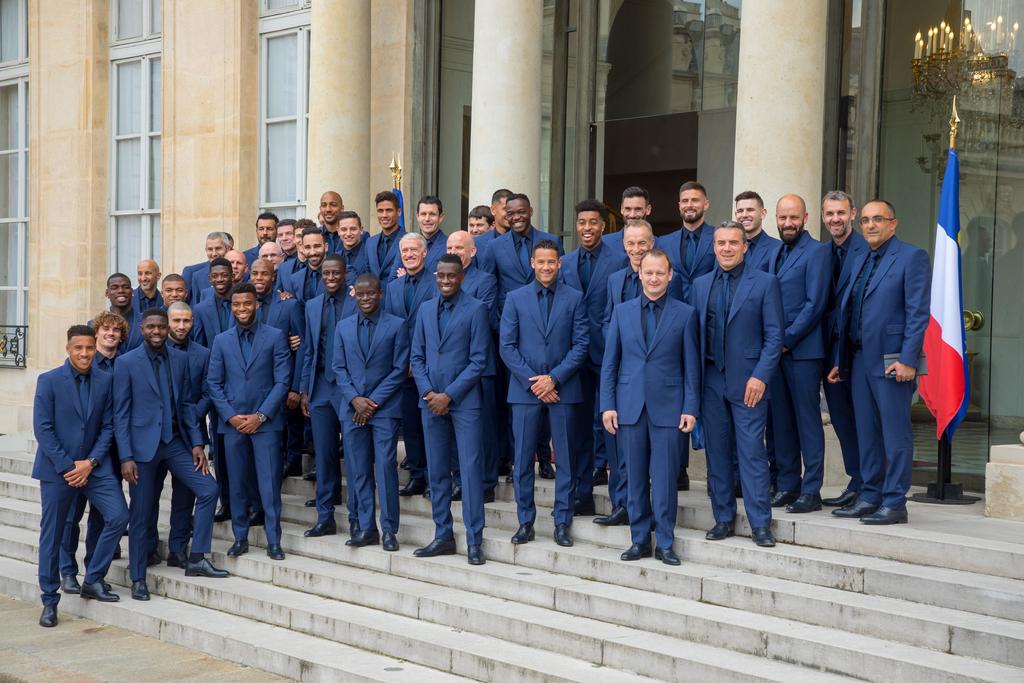 El presidente francés, Emmanuel Macron, condecoró este martes con la Legión de Honor, la máxima distinción oficial del país. (EFE)