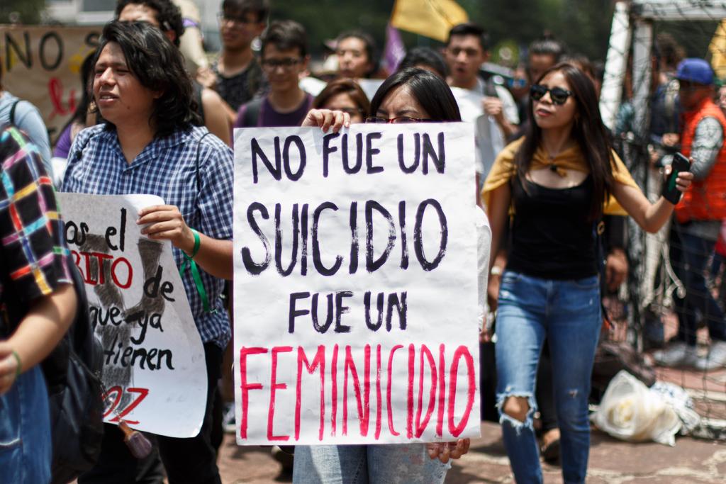 Estudiantes de la Universidad Nacional Autónoma de México (UNAM) marchan este viernes para exigir justicia por el asesinato hace dos años de Lesvy Osorio y el homicidio de Aideé Mendoza el pasado 29 de abril, en Ciudad de México. (ARCHIVO)