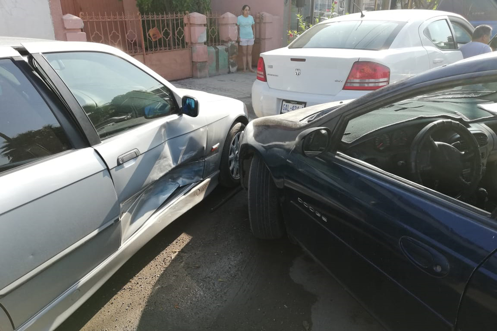 Los cuatros vehículos resultaron con daños materiales, dos de ellos estaban estacionados. (EL SIGLO DE TORREÓN)