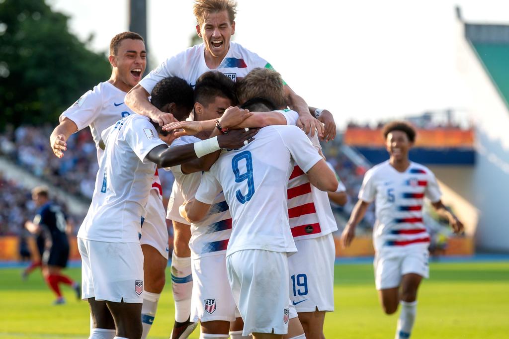 Los estadounidenses celebran un gol en la victoria 3-2 contra Francia en los octavos de final de la Copa del Mundo Sub-20 realizada en Polonia. (EFE)
