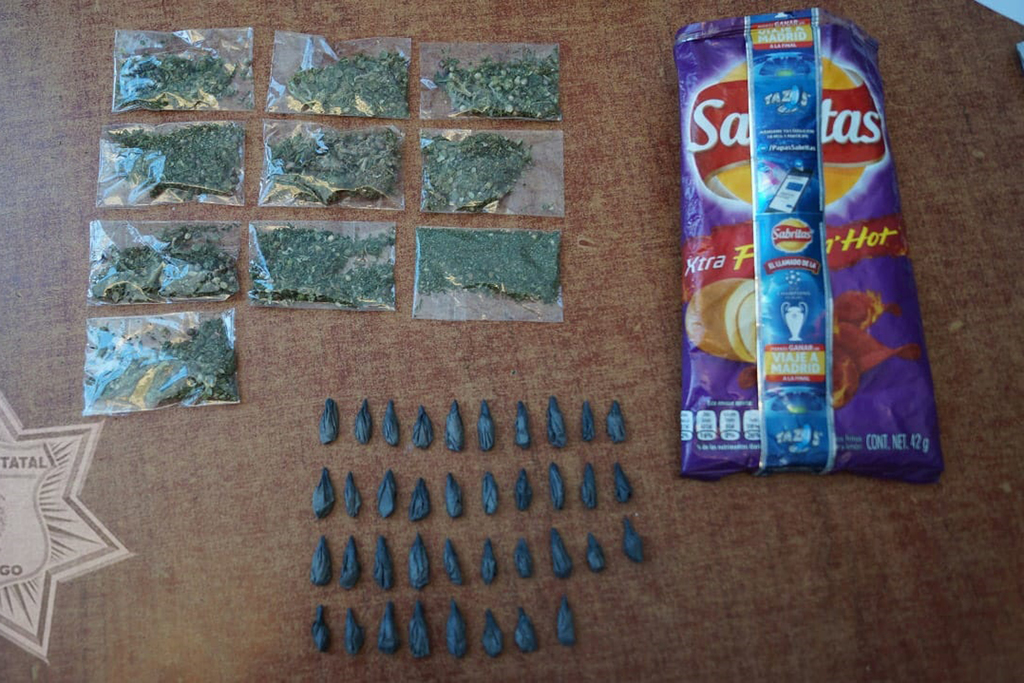 En el interior de la bolsa de frituras los agentes encontraron alrededor de 50 dosis de marihuana y cocaína. (EL SIGLO DE TORREÓN)