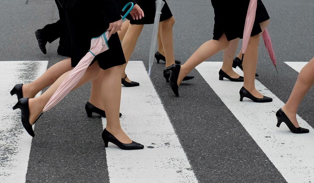 Las mujeres japonesas han emprendido una campaña contra la obligación de acudir a trabajar con zapatos de tacón. (EFE)