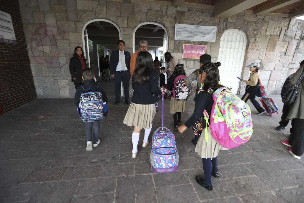 El texto de la promulgación de la nueva Reforma Educativa enaltece por primera vez al maestro como figura primordial para la transformación de la educación en México; sin embargo, mantiene dudas sobre la asignación de las plazas. (ARCHIVO)