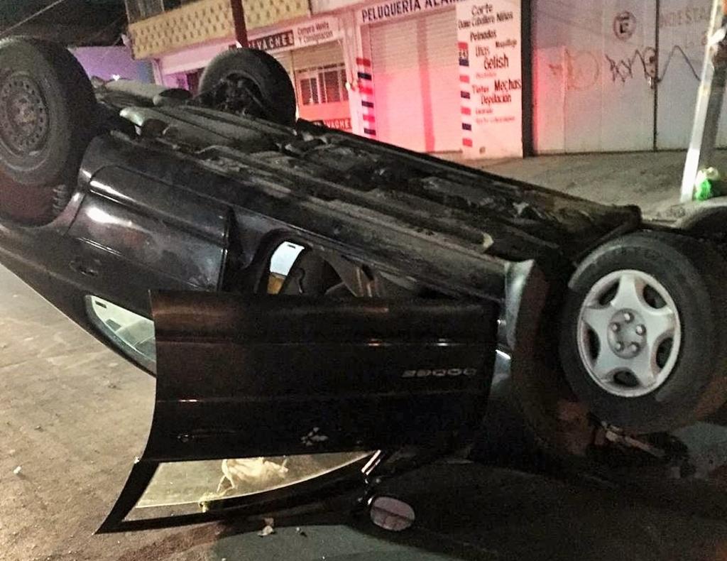 Volcó el vehículo en el que viajaba luego de impactarse contra un automóvil estacionado en la zona Centro de la ciudad de Torreón. (EL SIGLO DE TORREÓN)