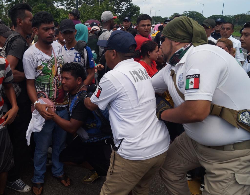 Los policías aseguraron finalmente a los migrantes y los subieron a los autobuses para su traslado a la estación migratoria Siglo XXI en Tapachula. (EFE)
