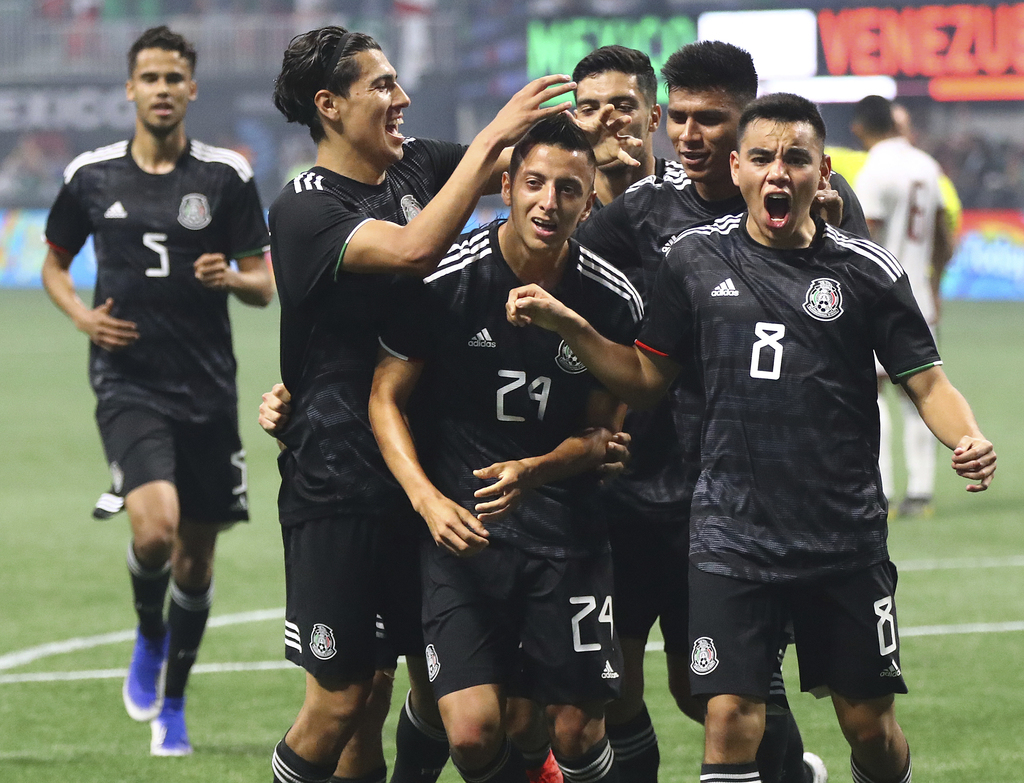 Celebran los jugadores de la Selección Mexicana con Roberto Alvarado (24), quien marcó el primer tanto del Tri en la victoria 3-1 sobre el combinado de Venezuela. (AP)