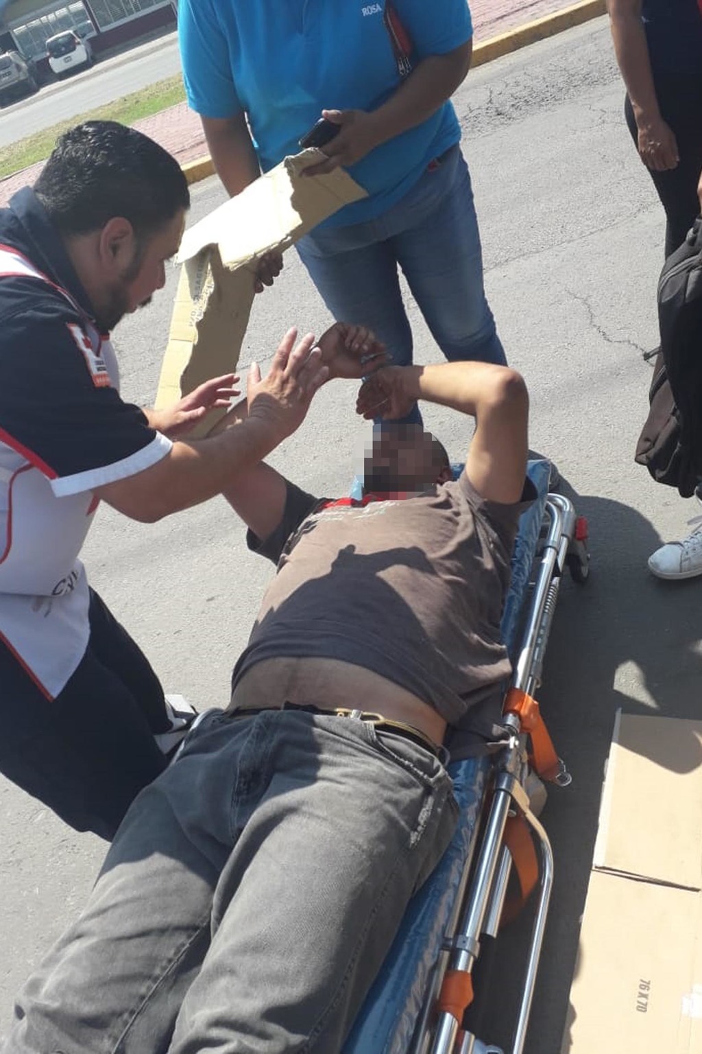 El motociclista sufrió la fractura de una pierna y golpes diversos, por lo que fue trasladado a un hospital del sector salud. (EL SIGLO DE TORREÓN)