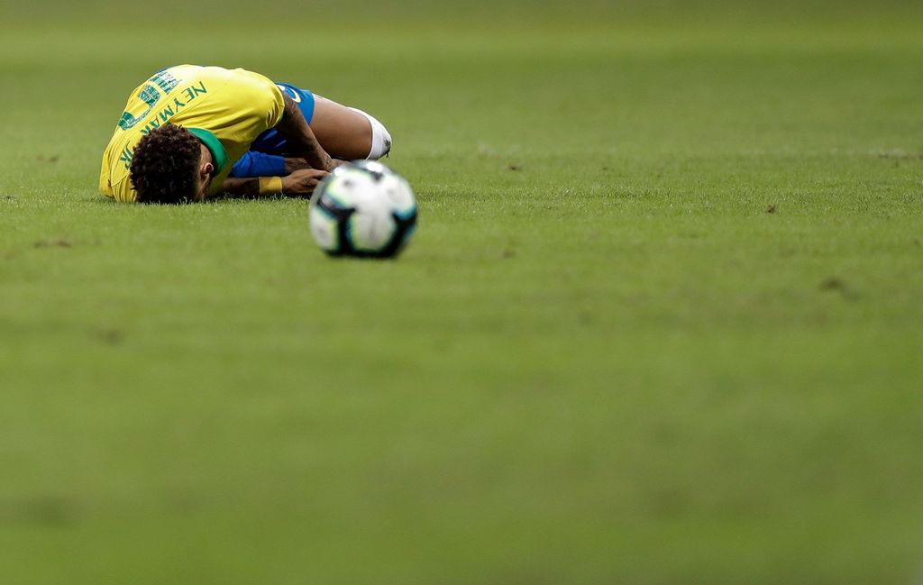 Neymar sufrió un esguince en el tobillo derecho en el duelo amistoso en el que Brasil derrotó 2-0 a Catar. (EFE)