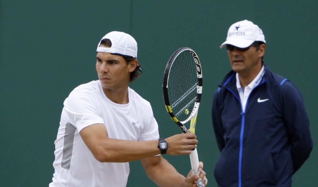 Toni Nadal (d), tío y exentrenador de Rafael Nadal, le aconsejó a su sobrino no jugar mañana al ritmo de Roger Federer. (ARCHIVO)