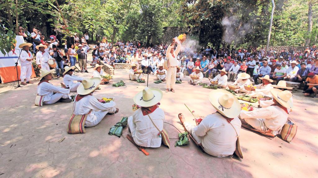 A ritmo de la música tradicional de tambor y carrizo, comunidades zoques del municipio de Rayón, rechazaron los megaproyectos extractivos en la región, porque 'atentan y exterminan a la Madre Tierra y la vida'. (ARCHIVO)