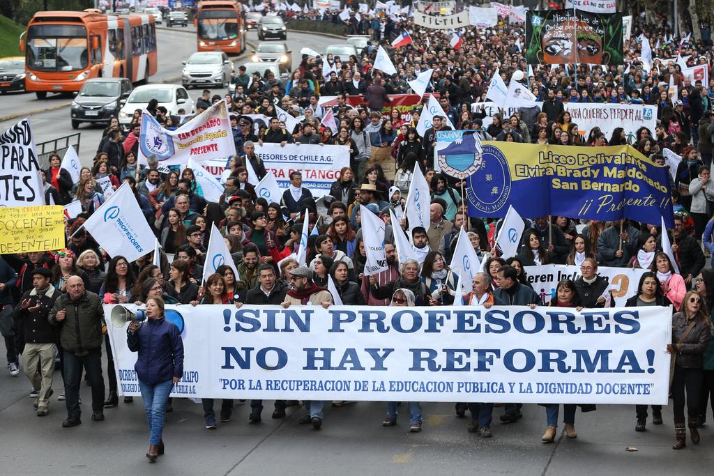 Miles de profesores chilenos en paro desde comienzos de semana marcharon el jueves para exigir cambios en el entorno laboral, el pago de una deuda y el rechazo a la decisión del gobierno de eliminar la obligatoriedad de las asignaturas de historia y educación física. (EFE)


