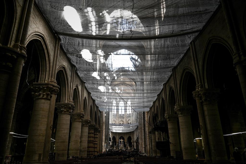 El presidente Macron pide una 'reconstrucción imaginativa' mientras el Senado pide apegarse a la última visión de Notre Dame, en tanto opositores critican las sumas millonarias para la catedral. (ARCHIVO)