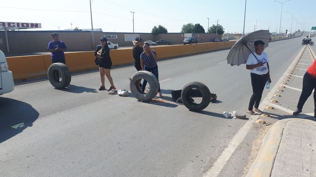 Habitantes del fraccionamiento La Perla tomaron la carretera a Mieleras, exigen la reconexión de la energía eléctrica. (EL SIGLO DE TORREÓN)