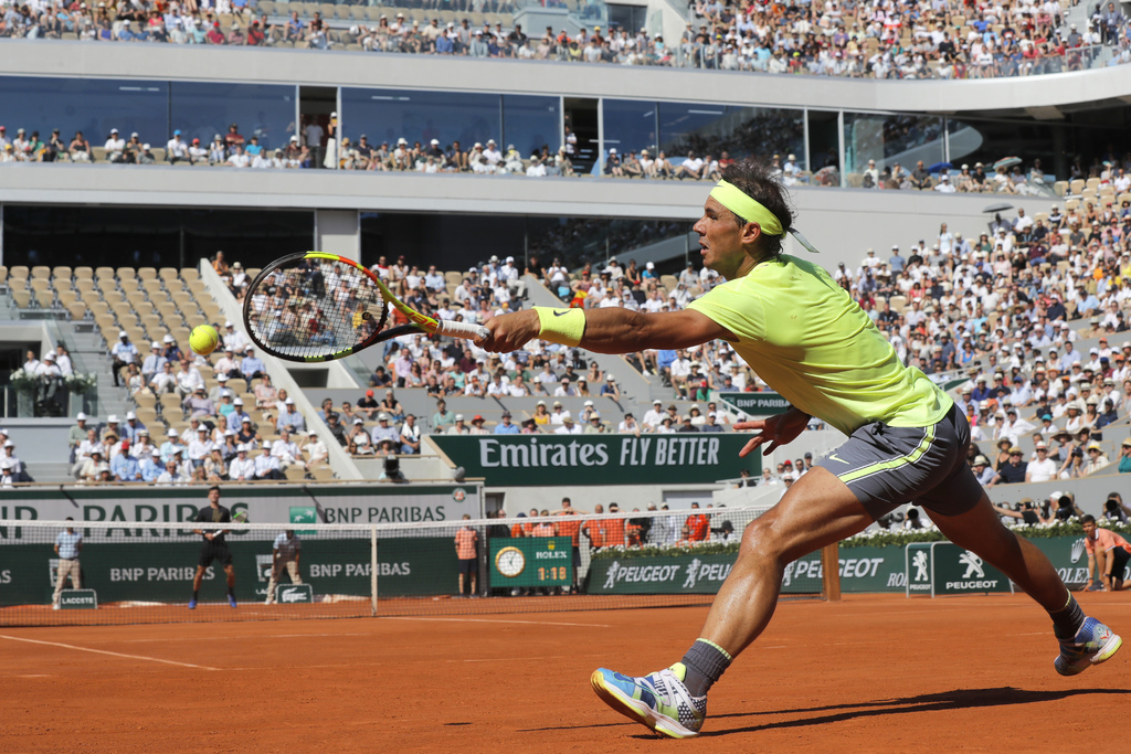 Rafael Nadal al devolver un golpe del argentino Juan Ignacio Londero durante la cuarta ronda del Roland Garros. (AP)