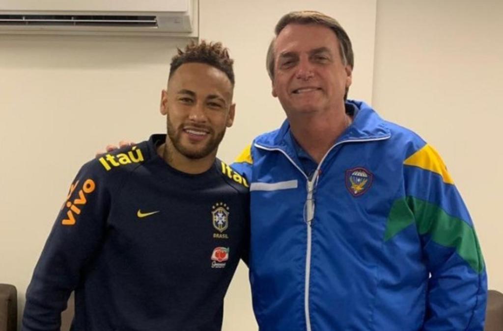 Bolsonaro visitó a Neymar en el Hospital Ortopédico y Medicina Especializada de Brasilia al que fue trasladado después de sufrir una lesión en el tobillo derecho. (ESPECIAL)