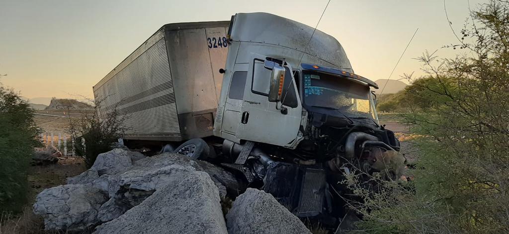 Se informó que el accidente sucedió alrededor de las 7:00 de la mañana del viernes, en la citada vía, del tramo Yerbaniz-Cuencamé, a la altura del kilómetro 135. (EL SIGLO DE TORREÓN)
