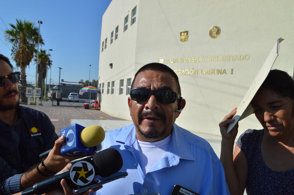 Familiares del pequeño 'Carlitos', menor de 5 años que falleció por un golpe en la cabeza en marzo pasado, protestaron hoy viernes frente a las instalaciones de la Fiscalía del Estado de Coahuila. (EL SIGLO DE TORREÓN)