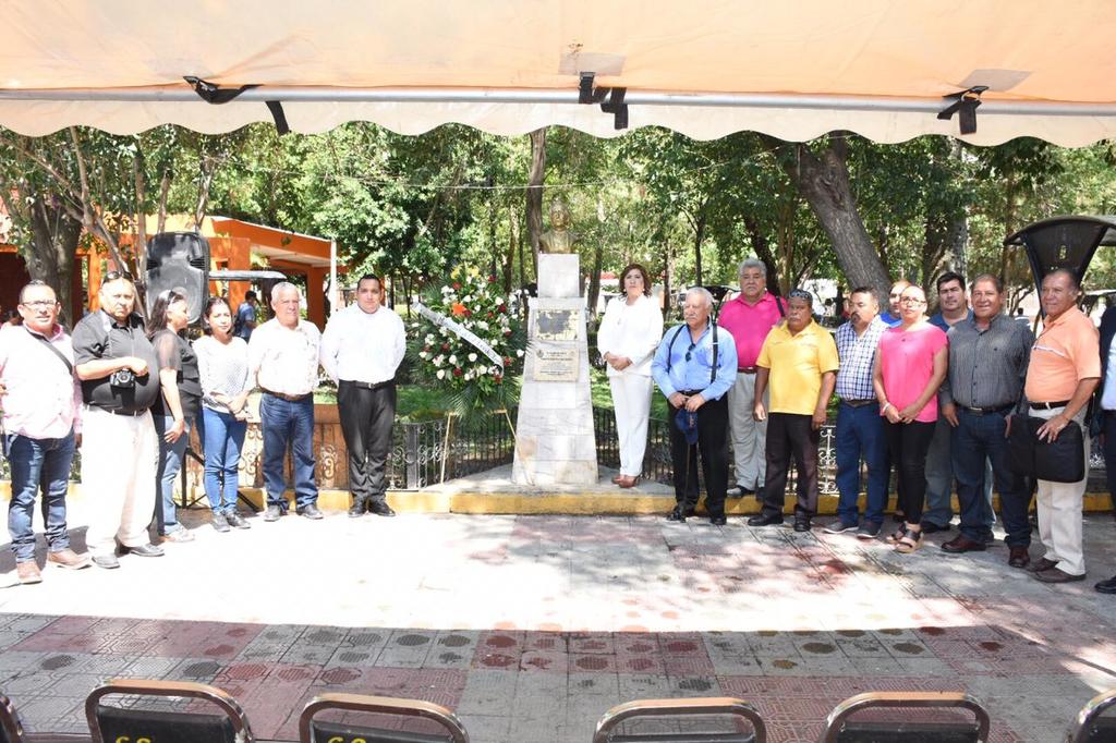 La alcaldesa María Luisa González Achem presidió el evento conmemorativo del Día de la Libertad de Expresión en México, acto realizado al pie del busto en memoria de Francisco Zarco. (EL SIGLO DE TORREÓN)