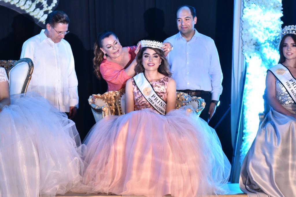 Coronación. La reina Paulina Monárrez y la princesa Marisol Barraza en la ceremonia que se realizó en el teatro del pueblo.  (ERICK SOTOMAYOR)
