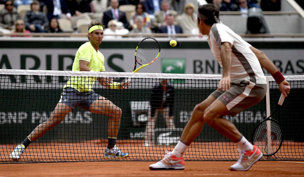 Rafael Nadal (i) llegó a una nueva final de Roland Garros tras vencer 6-3, 6-4, 6-2 a Roger Federer.