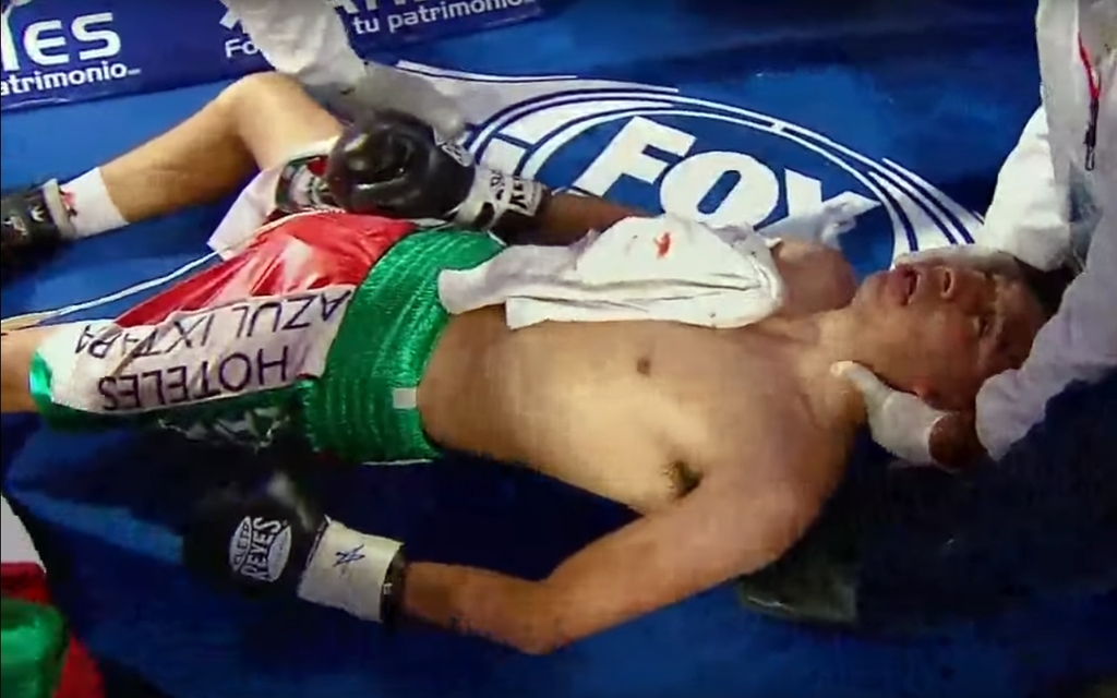 El boxeador mexicano se desvaneció en la lona tras decretarse la victoria de su rival por nocaut técnico. (ESPECIAL)