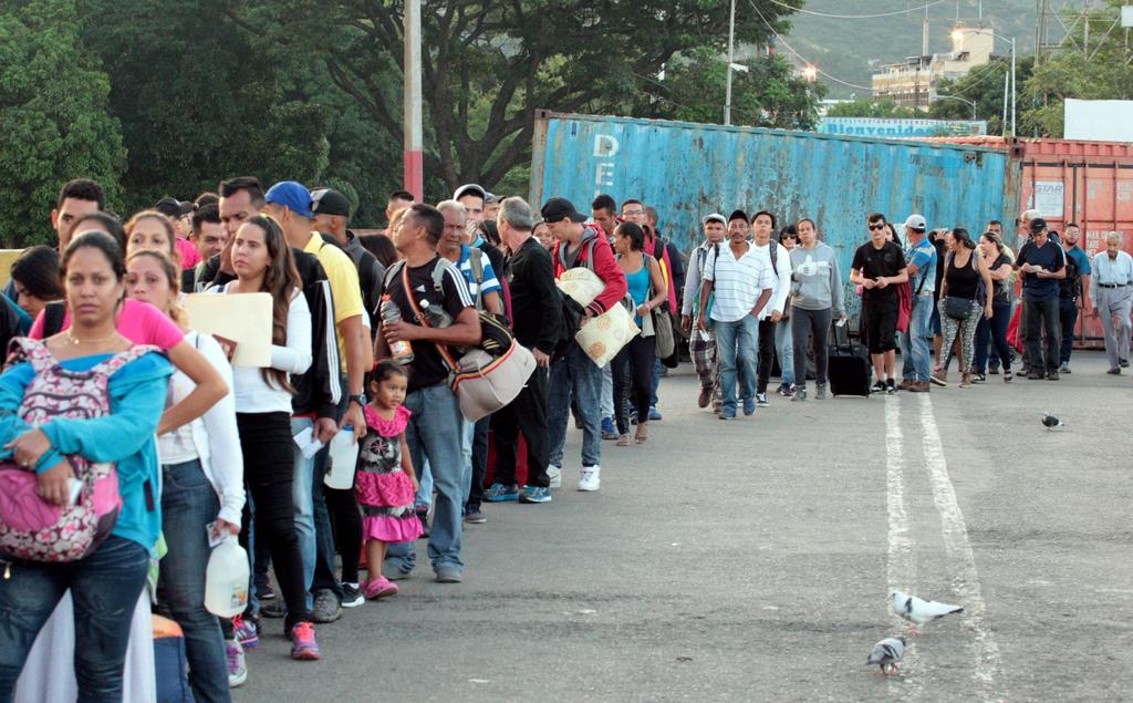 Colombia celebró la apertura del tramo fronterizo, y calificó el incremento de migrantes como 'leve'.