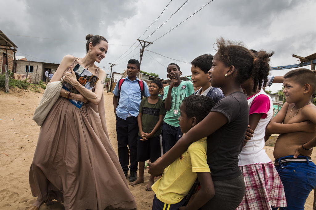 Convive. Angelina Jolie visita a los niños venezolanos que actualmente viven en Colombia.
