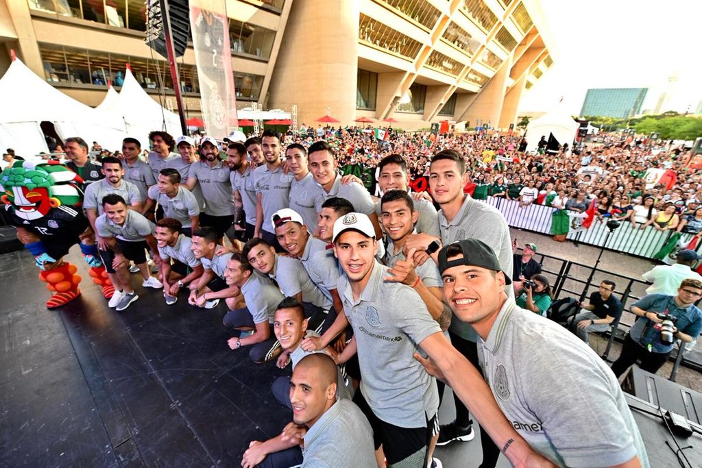 Los jugadores de la Selección Mexicana fueron recibidos por los aficionados aztecas previo al duelo amistoso ante Ecuador. (CORTESÍA)