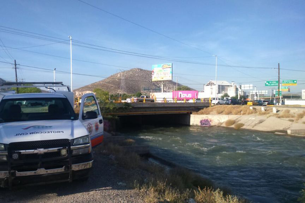 Autoridades mantienen vigilancia en canales de riego que pasan por Gómez Palacio. (EL SIGLO DE TORREÓN)