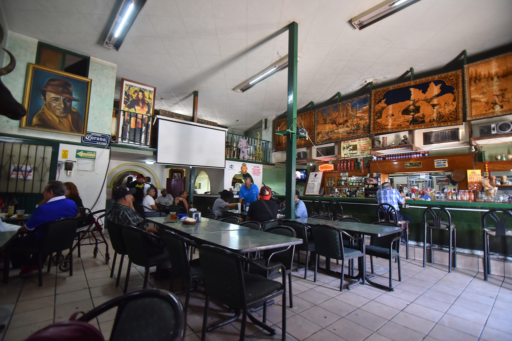 La perseverancia ha sido la clave para que el ahora restaurante bar Gota de Uva siga abierto por casi 90 años. Este es un lugar icónico en la ciudad pues por décadas ha sido punto de reunión para convivir. Se ha caracterizado por la tradicional botana que ofrecen. (EL SIGLO DE TORREÓN)