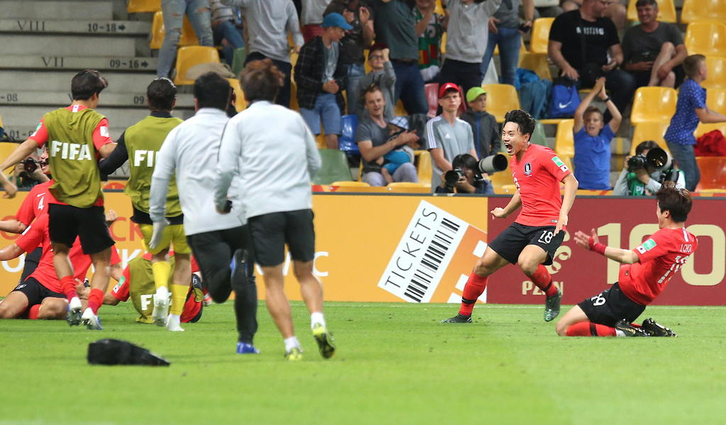 Los surcoreanos festejaron tras conseguir en penales el pase a la siguiente ronda del Mundial de Polonia. (EFE)