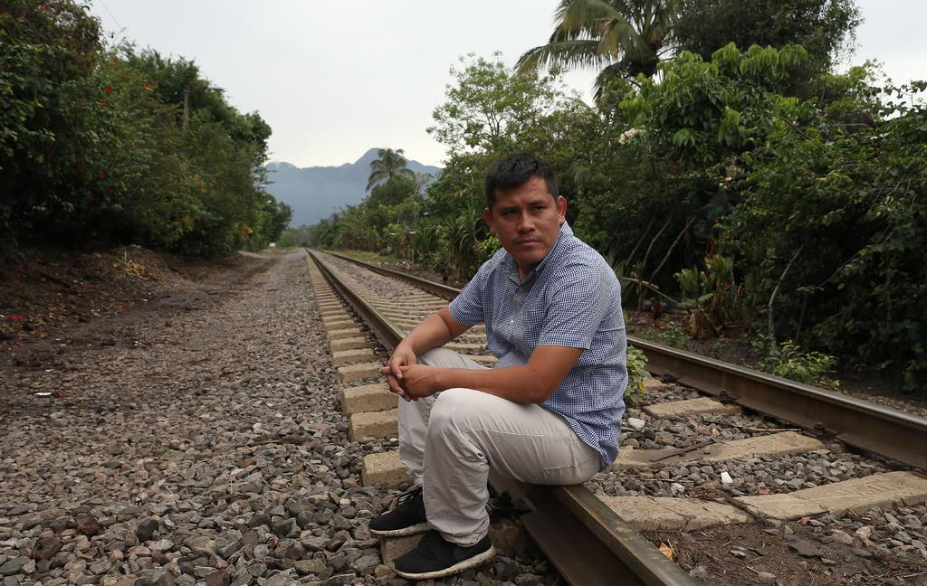Jairo viaja encima de uno de los peligrosos trenes de carga que usan los migrantes para atravesar México. Pero lo hace totalmente solo porque su última parada ya no es Estados Unidos, sino Guatemala. (EFE)