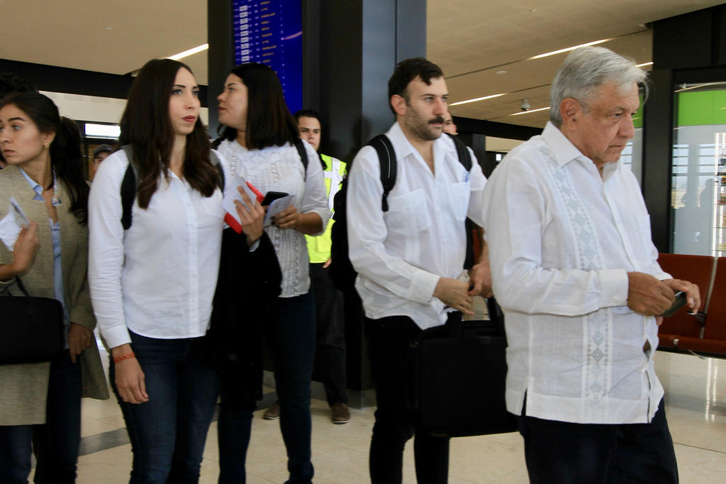 El presidente Andrés Manuel López Obrador se alista para viajar de Tijuana, Baja California, a Los Mochis, Sinaloa, en su tercer día de gira de trabajo por el norte del país. (NOTIMEX)