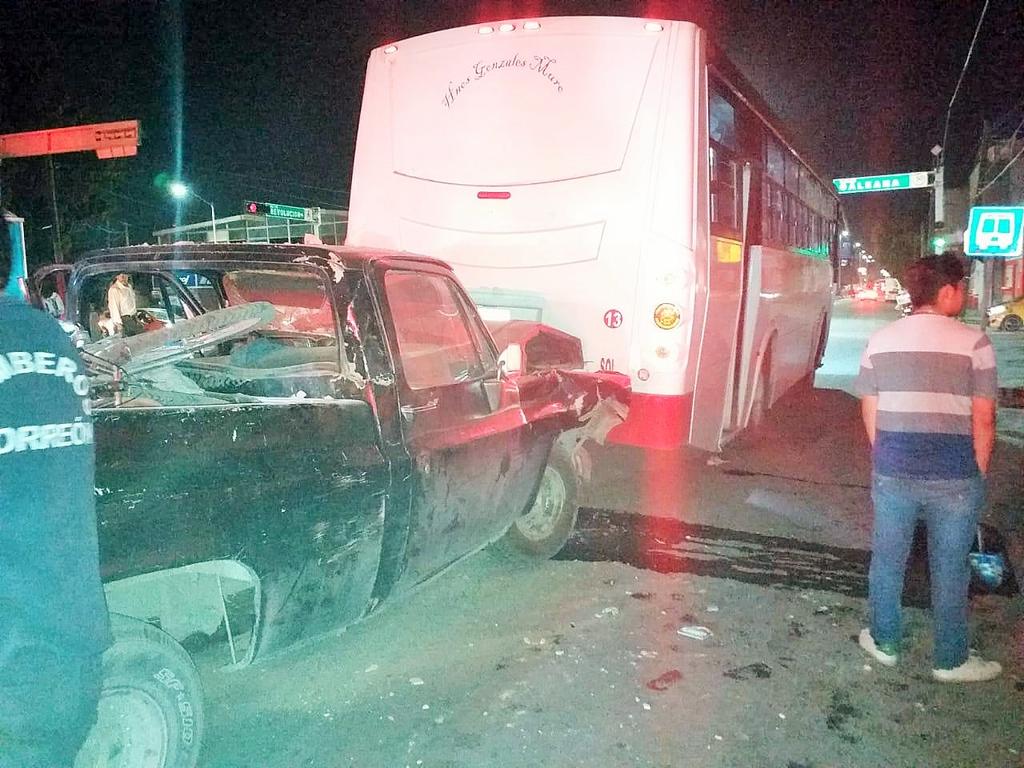 El choque fue tan fuerte que cuatro personas que viajaban como pasajeros en el camión resultaron lesionadas y fueron atendidas por paramédicos de la Cruz Roja. (EL SIGLO DE TORREÓN)