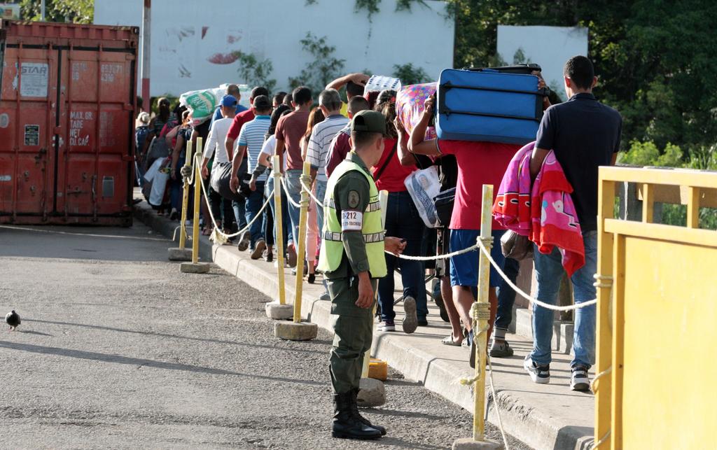 Entran y salen miles de venezolanos tras reabrir pasos fronterizos