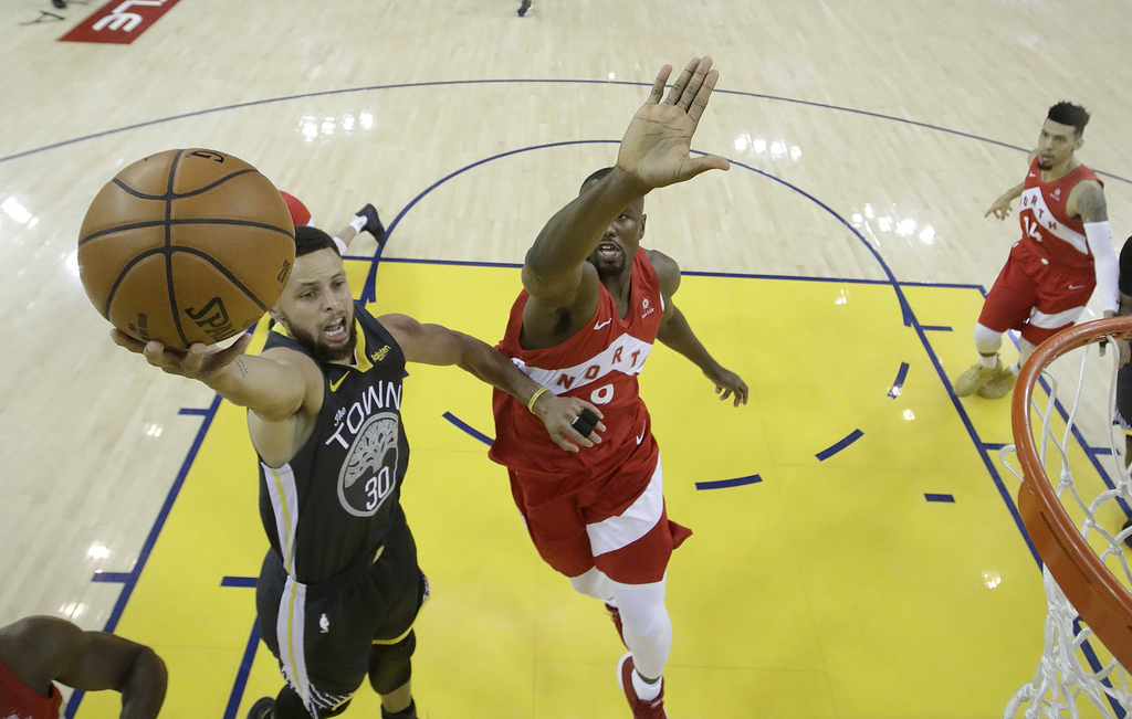 Stephen Curry (i) tratará de guiar a los Warriors a la victoria en el quinto juego de la serie. (AP)