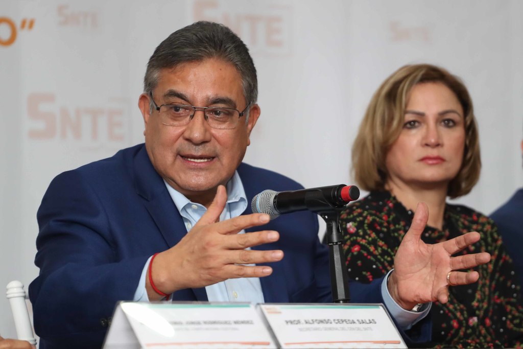 El líder de la SNTE, Alfonso Cepeda, se mostró agradecido de participar con leyes secundarias. (ARCHIVO)