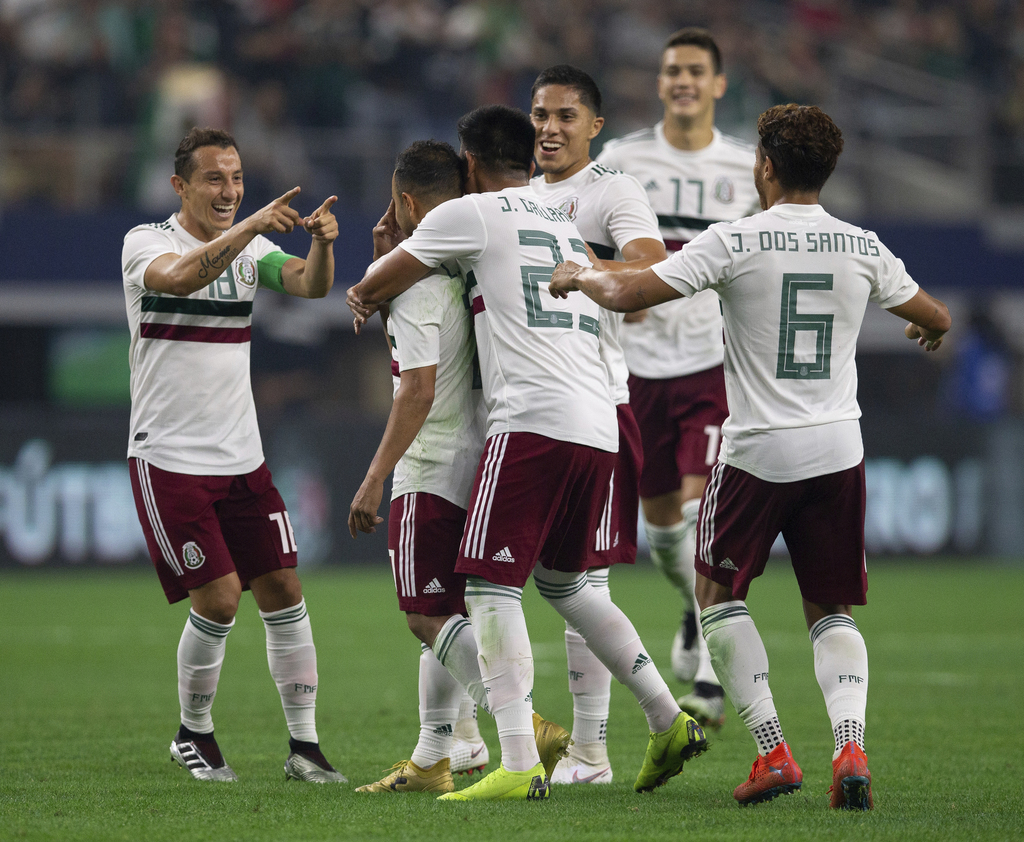 Jugadores de la Selección Mexicana celebran con Luis Montes luego de que marcara el segundo tanto del Tricolor en el juego de ayer. (AP)