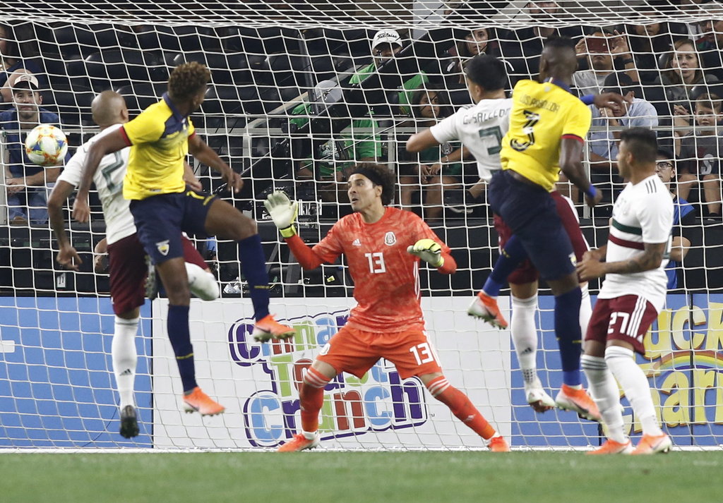El santista Ayrton Preciado (i) marcó el segundo gol de Ecuador.