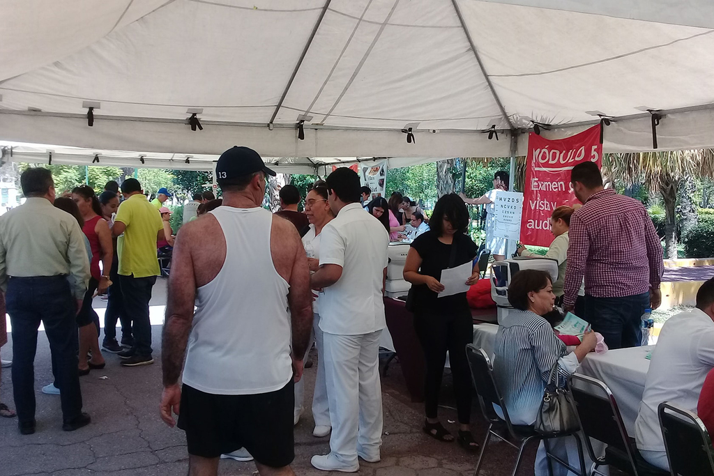 Se llevó a cabo una nueva Feria de la Salud en el Bosque Venustiano Carranza de Torreón durante este domingo. (ROBERTO ITURRIAGA)