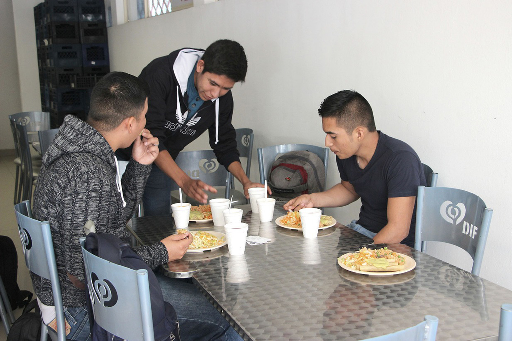 Mantienen servicios en DIF Torreón del Comedor Estudiantil y el Chef Móvil, para personas de escasos recursos. (CORTESÍA)